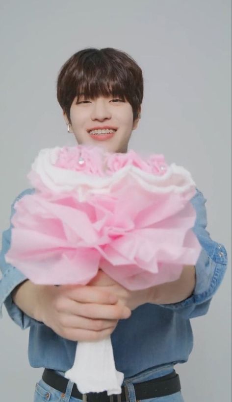 Hey Seungmin Your Lying, Seungmin Smile Wallpaper, Seungmin Smiling, Seungmin Smile, Seungmin Pics, Japan Photoshoot, Baby Puppy, Giving Flowers, Smile Wallpaper