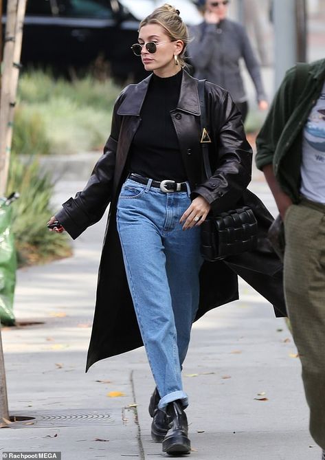 Trench Coat Street Style, Leather Coat Outfit, Mantel Outfit, Hailey Baldwin Style, Oversized Trench Coat, Trench Coat Outfit, Coat Street Style, Black Leather Coat, Stylish Winter Outfits