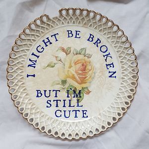 Upcycle Old Plates, Plates With Quotes, Circular Cafe, Upcycled Paintings, Funny Plates, Humor Captions, China Crafts, Old Plates, Vinyl Quotes