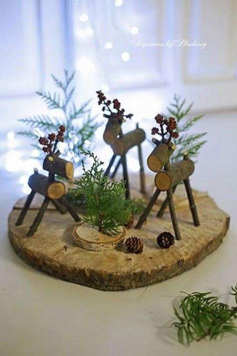 17 décorations de Noël que vous pouvez réaliser avec des rondins de bois - Décorations - Trucs et Bricolages Jul Diy, Wooden Christmas Crafts, Wooden Reindeer, Tree Stump, Christmas Deer, Christmas Wood, Christmas Deco, Xmas Crafts, Outdoor Christmas Decorations