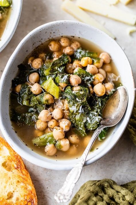 If you're looking for a healthy and filling vegetarian soup that's quick, cheap and easy, this Escarole and Chickpea Soup is it. Escarole Soup, Garlic Toast, Chickpea Soup, Homemade Soup Recipe, Chick Pea, Chickpea Recipes, Vegetarian Soup, Skinny Taste Recipes, Vegan Soup