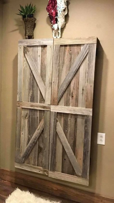 Barn door jewelry holder- outside Western Chic Decor, Jessica Martin, Rustic Jewelry Organizer, Green Roof House, Primitive Decor Ideas, Rustic Jewelry Display, Country Bedroom Decor, Jewelry Storage Diy, Rustic Wood Decor