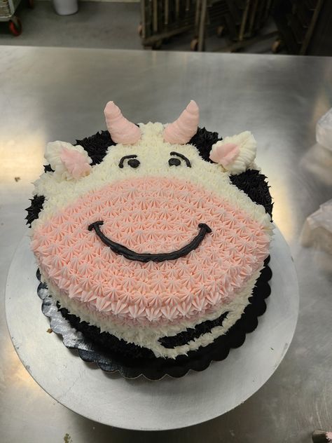 Cows Cake Ideas, Cow Face Cake Ideas, Cute Cow Cake Ideas, Simple Cow Cake Ideas, Cow Cake Diy, Cow Shaped Cake, Cow Bday Cake, Cow Cake Buttercream, Buttercream Cow Cake