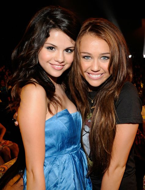 Selena Gomez and Miley Cyrus Selena Gomez Miley Cyrus, Selena Gomez Pictures, Teen Choice Awards, Hannah Montana, Disney Shows, Nick Jonas, World Music, Demi Lovato, Famous Celebrities