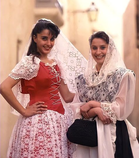 Woman in traditional clothing from Malta Mdina Malta, European Costumes, Costumes Around The World, International Clothing, Western Culture, National Costume, Folk Dresses, We Are The World, Folk Costume