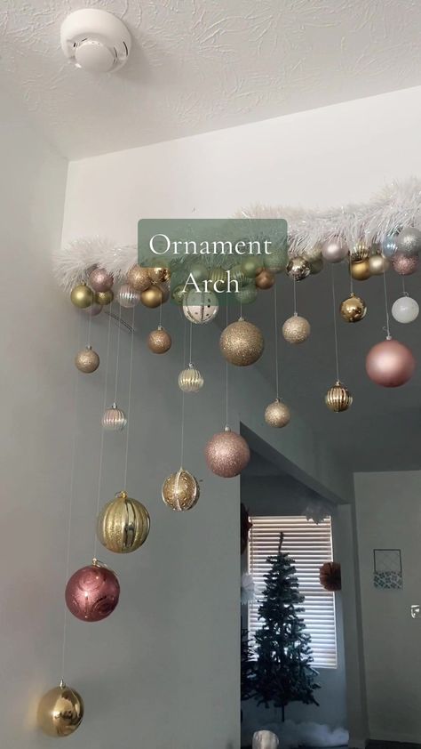 Christmas Ceiling Decorations, Christmas Decorations Apartment, Christmas Dreaming, Christmas Apartment, Creative Christmas Trees, Christmas Decor Inspiration, Xmas Deco, Easy Christmas Decorations, Christmas Themes Decorations