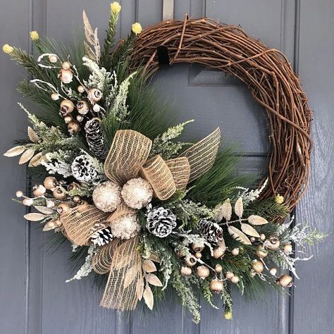 Small Wreath Ideas, Wreath Inspiration, Floral Crafts, Christmas Destinations, Wire Heart, Wreaths And Garlands, Floral Craft, Wreath Making, Diy Holiday Decor