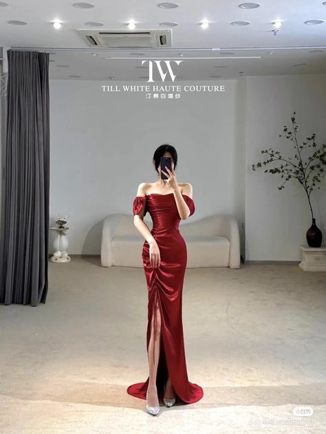 Prom Dresses Hourglass Shape, Gaun Prom Night, Model Dress Kebaya, Red Silk Dress, Dress Date Night, Gorgeous Prom Dresses, Simple Gowns, Prom Dress Inspiration, Pretty Prom Dresses