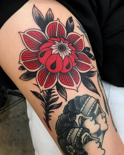 Wildflowers Tattoo, Traditional Tattoo Sleeve, Rosen Tattoo, Old Tattoos, Saint Petersburg Russia, Knee Tattoo, Classic Tattoo, School Tattoo, 문신 디자인