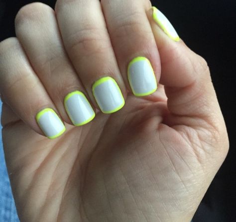 White And Neon Yellow Nails, Neon Yellow Pedicure, Yellow Pedicure Ideas, Yellow Pedicure, Split Nails, Neon Yellow Nails, Beachy Nails, Pedicure Ideas, Yellow Neon