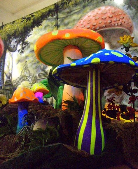 Wonderland Crafts, Types Of Mushrooms, Alice In Wonderland Garden, Wonderland Garden, Alice In Wonderland Tea Party Birthday, Mushroom Pictures, Mushroom Crafts, Garden Mushrooms, Wonderland Theme