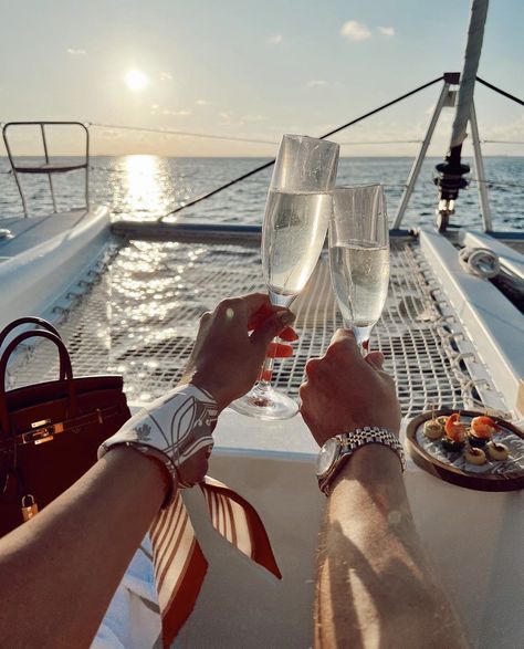 Twin Flames Quotes, Luxury Lifestyle Travel, Bottle Of Champagne, Guy Best Friends, On The Ocean, Summer Romance, Summer Dates, Boat Party, Summer Love