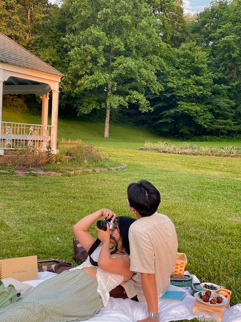 Couple Picture Picnic, Picnic Couple Aesthetic, Picnic Date Photoshoot, Picnic With Boyfriend, Park Date Ideas, Romance Picnic, Couple Date Aesthetic, Picnic Couple Photoshoot, Couple Picnic Aesthetic