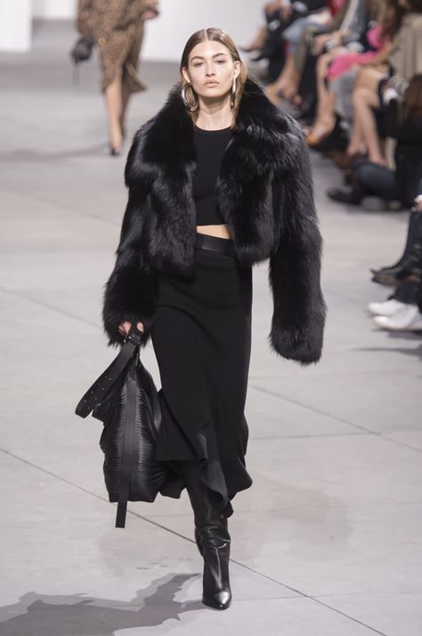 Fur Jacket Outfit, Fashion Week Looks, Black Fur Jacket, Fur Outfit, Fur Coat Outfit, Michael Kors Fall, Fashion Week Outfit, Stil Inspiration, All Black Outfit