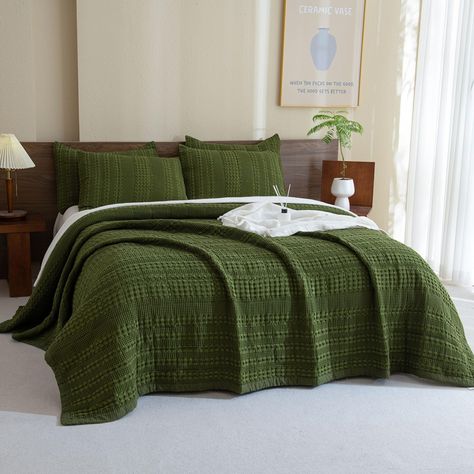 PRICES MAY VARY. 【Olive Green Oversized King Quilt set Includes】1 solid green bedding quilt (128"x120")and 2 matching pillow shams (20''×36''). 【Premium Cotton Bed Set for All Season】 This solid color quilt set is covered by 100% natural cotton material, both on the inside and outside. Very soft, comfortable, breathable and durable, providing exceptional skin-friendliness touching. Our dark green bedding quilt set is washed for lived-in softness, which is more softer after washing. Keeping you c Green King Bedding, Green Bedsheets, Shabby Quilt, King Quilt Bedding, California King Quilts, King Size Quilt Sets, Waffle Quilt, Bedding Quilt, King Quilt Sets