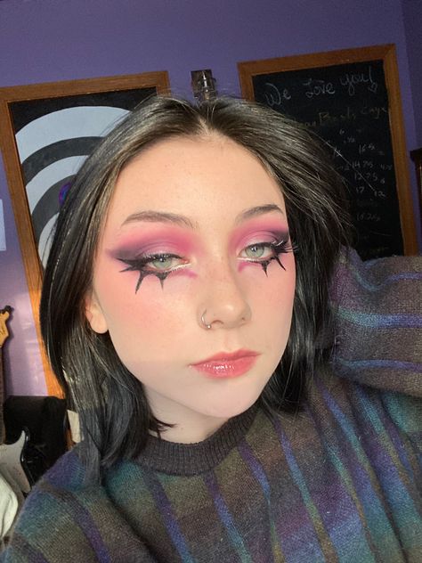 Spikey Eyeliner, Eyeliner Ideas, Makeup Stuff, Crazy Friends, Pink Makeup, Makeup Inspo, Septum Ring, Eyeliner, Eye Makeup