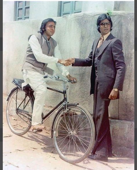 Vinod Mehra, Rana Pratap, Indian Movie Songs, Bollywood Vintage, Bollywood Retro, Black And Blue Wallpaper, Old Film Stars, Bollywood Funny, Bollywood Pictures