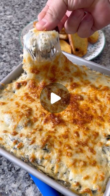 Artichoke Dip Appetizers, Easy Spinach And Artichoke Dip Recipe, Best Artichoke Dip Recipe, Alfredo Garcia, Dips Recipes, Cooking Spinach, Delicious Dips, Delicious Dips Recipes, Artichoke Dip Recipe