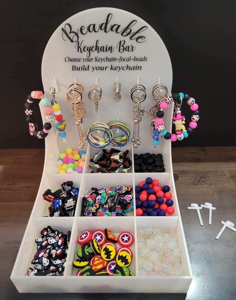 Pop Up Shop Essentials, Selling Keychains Display, Keychain Market Display, Diy Keychain Display Ideas, Small Boutique Display Ideas, Bead Bar Display, Keychain Displays For Craft Shows, Booth Signage Ideas, Tumbler Craft Fair Set Up