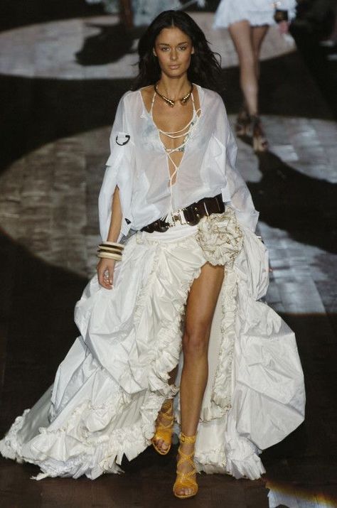 Look Boho Chic, Cooler Look, Milan Fashion Weeks, White Fashion, Roberto Cavalli, Milan Fashion, Fashion Week Spring, Milan Fashion Week, Couture Fashion