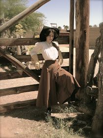 Old Western Outfits Women, Wild West Outfits, Wild West Costumes, Riding Skirt, Saloon Girls, Cowboy Aesthetic, Cowgirl Dresses, The Old West, Estilo Hippie