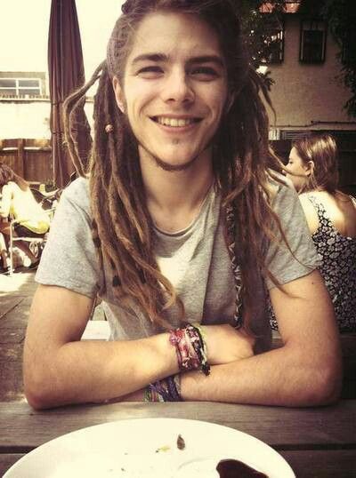 White guy with dreads Hippie Boy, Mundo Hippie, Rasta Hair, Dreadlocks Men, Mens Dreads, Dreadlock Hairstyles For Men, Dreadlock Styles, Boys Long Hairstyles, Dreadlock Hairstyles