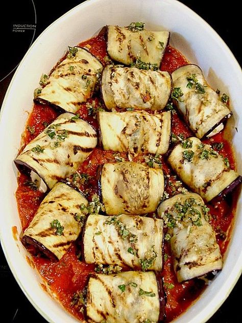 Auberginenröllchen mit Mozzarella und Tomatensauce, ein raffiniertes Rezept aus der Kategorie Gemüse. Bewertungen: 33. Durchschnitt: Ø 4,5. Mozzarella And Tomato, Eggplant Rolls, Sauce Tomate, Zucchini Recipes, Tortellini, Gnocchi, Grilling Recipes, Veggie Recipes, Lunch Recipes