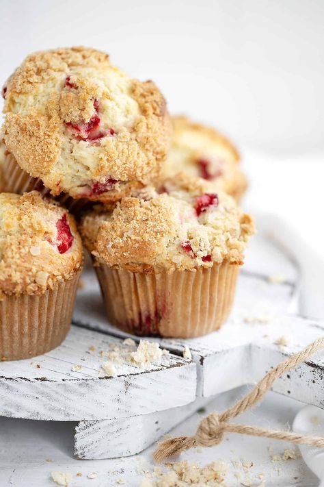 Oatmeal Streusel Topping, Strawberry Rhubarb Muffins, Strawberry Rhubarb Recipes, Rhubarb Muffins, Tasty Desserts, Rhubarb Recipes, Strawberry Rhubarb, Streusel Topping, Quick Breads