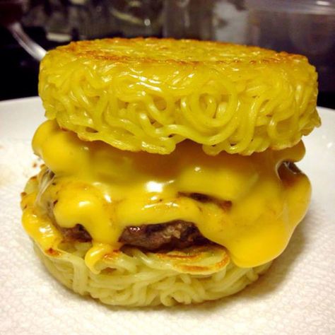 Ramon Noodles, Ramen Burger, Top Ramen, Homemade Ramen, Ramen Noodle Recipes, Ramen Recipes, Burgers Sandwiches, Sweet Chili Sauce, Big Thing