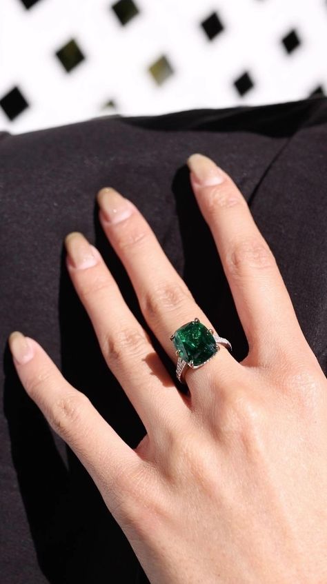 Emerald Ring Design, Diamond Color Scale, Emerald Stone Rings, Orange Gem, Big Stone Ring, Green Emerald Ring, Green Stone Rings, Emerald Diamond Ring, Rich Green