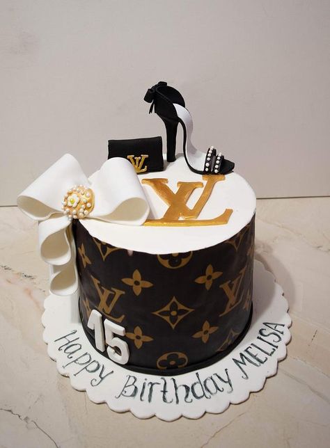 Louis Vuitton Cake For Women, Louis Vuitton Torte, Louis Vuitton Birthday Cake, Designer Birthday Cakes, Lv Cake, Louis Vuitton Birthday, Queens Birthday Cake, Louis Vuitton Cake, Cake For Birthday