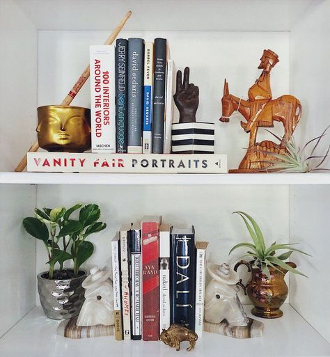 15 Eclectic Design and Home Decor Ideas Modern Shelf Design, Nyc Rooms, Shelf Arrangement, Shelf Decor Living Room, Bookcase Styling, Boho Life, Bookshelf Styling, Living Room Shelves, How To Mix