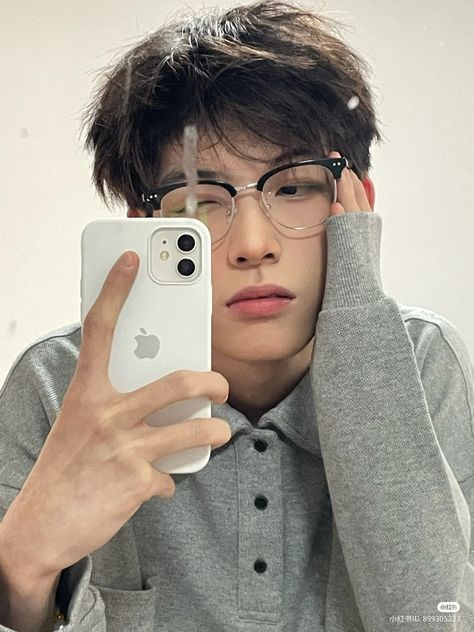 Anime Men With Glasses, Selfie Poses Men, Guys With Glasses, Boy Glasses, Boy With Glasses, Glasses Boy, Glasses Selfie, Korean Glasses, Korean Male Models