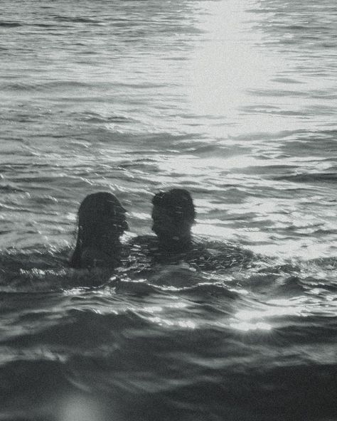 Sea Photoshoot Couple, Swimming Couple Aesthetic, Sea Couple Aesthetic, Couple Sea Photography, Sunset Swim, Beach Romance, Black And White Couples, Couple Romantic, Photoshoot Beach