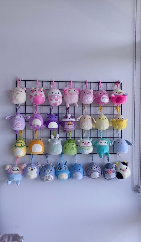 Squishmallows Clips Display, Squishmallow Themed Room, Stuffie Display Ideas, Squishmallow Tag Display, Squishmallows Aesthetic Collection, Squishmallow Photography, Squishmallow Clip Display, Squishmallow Setup Ideas, Squishmallow Bedroom Ideas