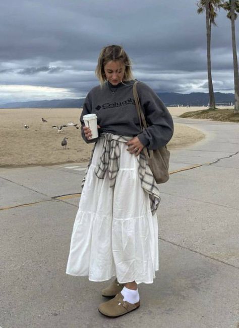 Floaty Skirt Outfit, Long White Skirt Styling, Scandinavian Fashion Spring 2024, Scandi Outfit Aesthetic, City Ootd, Skirt Outfit Fall, White Skirt Outfits, Birkenstock Outfit, Look Plus Size