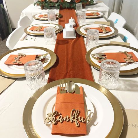 Thanksgiving Dinner Table Setting, Thanksgiving Dinner Table Decorations, Simple Thanksgiving Table, Friendsgiving Dinner Party, Elegant Thanksgiving, Place Settings Thanksgiving, Thanksgiving Plates, Thanksgiving Dinner Party, Dinner Places