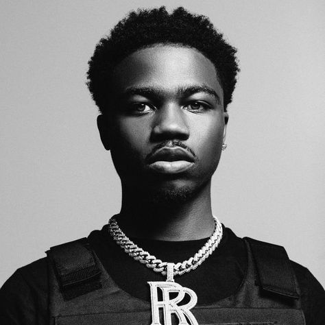 Roddy Ricch Chain, Roddy Ricch Wallpaper Black And White, Roddy Ricch Wallpaper, Nicki Minaj Rap, Pink Friday Roman Reloaded, Roddy Rich, Nicki Minaj Wallpaper, Roddy Ricch, Popular Rappers