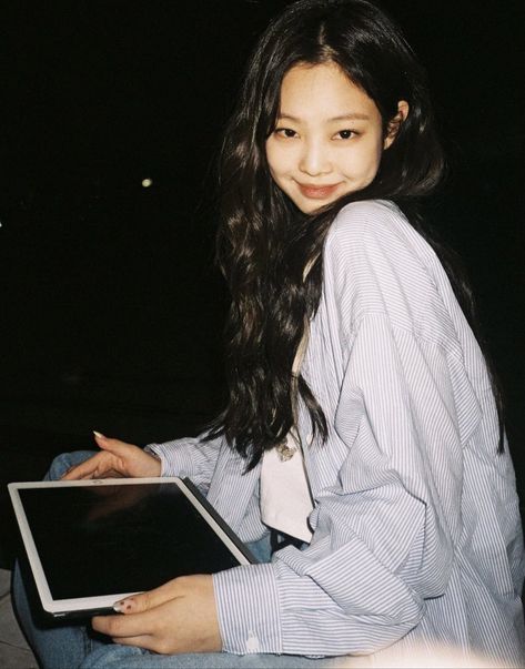 Jennie Girlfriend Material, Jennie Girlfriend, Pink Venom Blackpink, Pink Venom, Girlfriend Material, Jen Videos, Korean Aesthetic, Blackpink Photos, Woman Crush