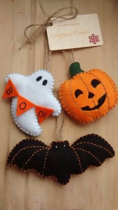 Pin for Later: More Smiles Than Scares: 17 Cute Halloween Decorations For Kids Felt Halloween Elements Etsy seller GinghamFlower's Halloween ornaments ($10) come with three decorations, which can also be made into keychains or brooches. Halloween Felt Crafts, Moldes Halloween, Dekorasi Halloween, Halloween Hanging Decorations, Bricolage Halloween, Halloween Decorations For Kids, Cute Halloween Decorations, Baby Mobil, Halloween Sewing