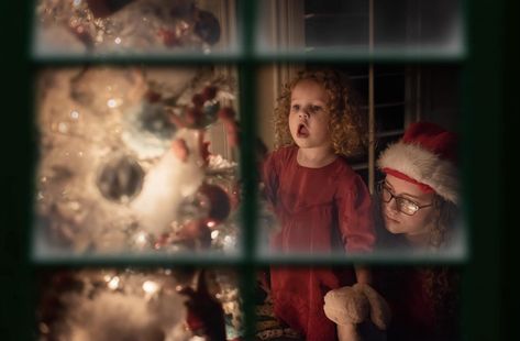 Christmas Tree Photoshoot, Moody Christmas, Window Christmas, Christmas Pics, Christmas Apartment, Christmas Shoot, Christmas Photography, Christmas Photoshoot, Christmas Window