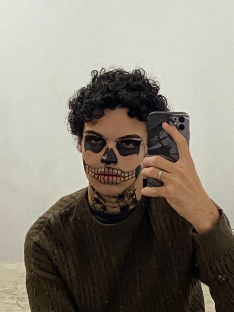 Skull Hand Makeup, Mens Halloween Makeup Easy, Male Skeleton Makeup, Easy Skull Makeup Men, Male Skull Makeup, Simple Halloween Makeup Men, Make Up Halloween Hombre, Men Skeleton Makeup, Skeleton Makeup Men