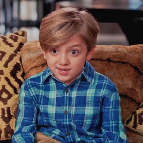 Joe Modern Family, Joe Pritchett, Modern Family Icons, Series Characters, Fame Dr, Modern Family, Face Claims, Tv Shows, Collage