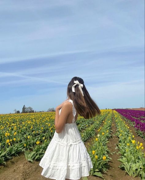 Sundress Aesthetic, Seasons Aesthetic, Flower Garden Pictures, Flowers Meadow, Flower Photoshoot, Spring Pictures, Travel Pictures Poses, Tulip Fields, Cute Friend Pictures