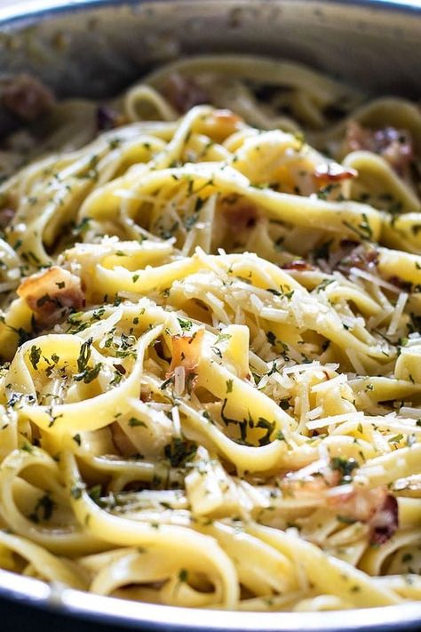 Classic Fettuccine Carbonara Fettucini Carbonara, Easy Carbonara, Carbonara Recipes, Fettuccine Carbonara, Easy Carbonara Recipe, Egg Sauce, Chicken Carbonara Recipe, Fettuccine Recipes, Spaghetti Aglio E Olio