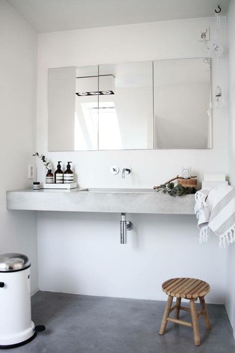 Small Bathroom Renos, Drømme Bad, Apartments Ideas, Grey And White Bathroom, Bathroom Details, Minimalist Bathroom Design, Concrete Interiors, Bathroom Stool, Concrete Bathroom