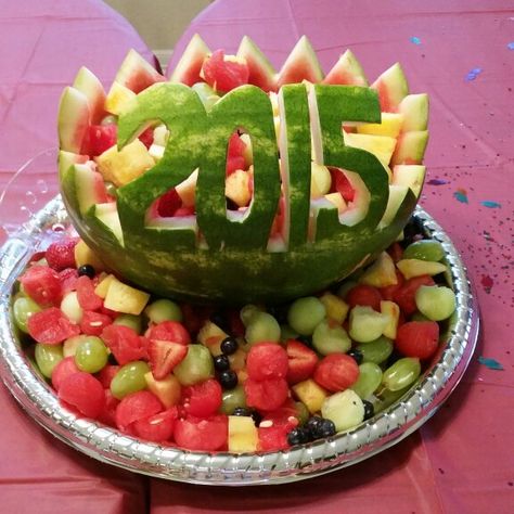 Fruit Basket watermelon for graduation parties this season. College Graduation Party Food, Fruit Basket Cake, Fruit Basket Watermelon, Carved Watermelon, Watermelon Basket, Basket Cake, Graduation Food, Graduation Party Foods, Graduation Party High