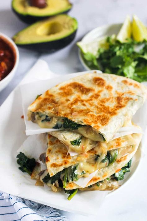 spinach mushroom quesadillas Crispy Spinach, Spinach Quesadilla, Mushroom Quesadillas, Caramalized Onions, Lunch Saludable, Wheat Tortillas, Spinach Mushroom, Whole Wheat Tortillas, Quesadilla Recipes