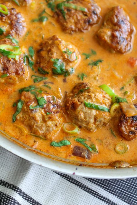 Thai Red Curry Chicken Meatballs - #foodbyjonister Curry Chicken Meatballs, Thai Red Curry Soup, Thai Chicken Meatballs, Thai Red Curry Chicken, Recipes Spicy, Red Curry Sauce, Curry Meatballs, Red Curry Chicken, Coconut Curry Sauce