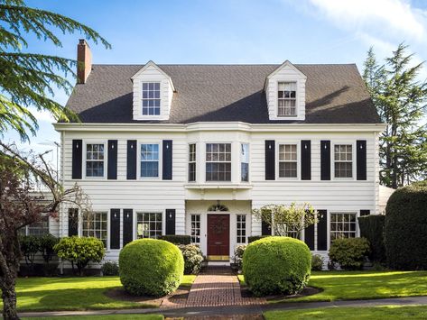 American family homes are getting bigger than ever but US homeowners don't fully understand the consequences of living big New England House Exterior, New England Style Homes, New England House, England House, Different House Styles, Colonial Exterior, Suburban House, American Houses, Farm House Colors